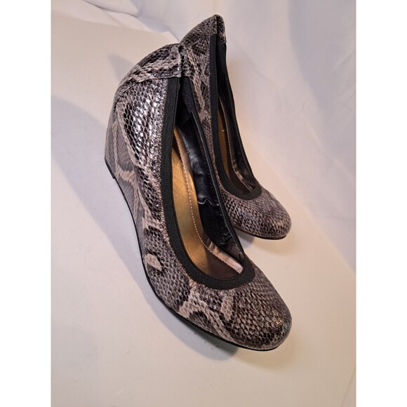 BCBG Paris Snakeskin Wedge Shoes 2.5" Heel Slip On Size 8B Pumps Gray Brown - Picture 7 of 10